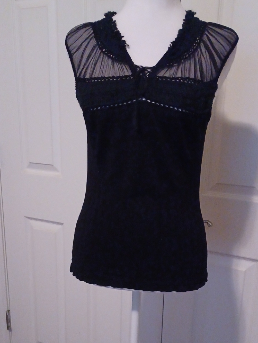 <> Dolce Cabo Women's Black Lace-Trim Sleeveless Top